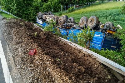 Oberstenfeld: LKW kommt von der Fahrbahn ab und landet auf dem Dach
